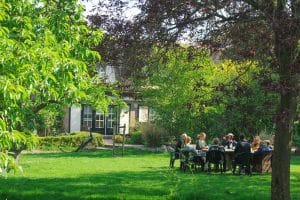 Pauze onder de fruitbomen op de zorgboerderij van De Peerdegaerdt